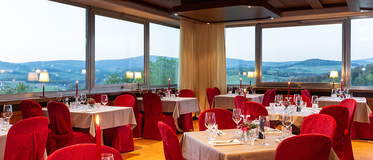 Hotel Gottinger Restaurant mit Weitblick ins Bayernland